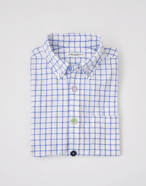 くるみボタンの半袖シャツ